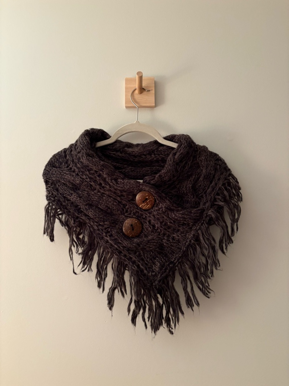 Shawl/scarf with wooden buttons